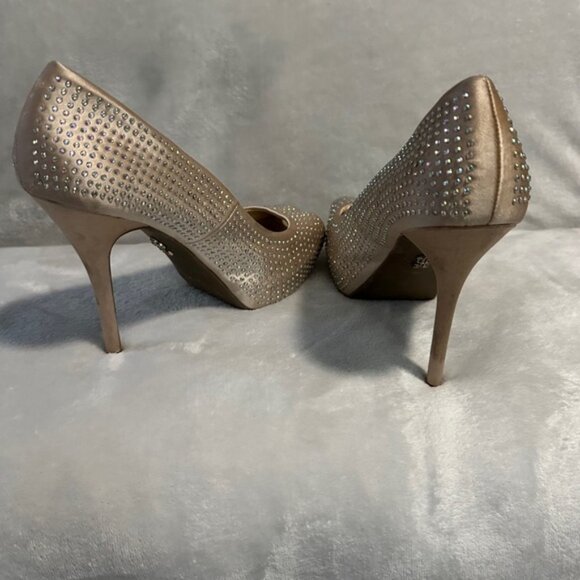 Jennifer Lopez Cream and Silver Peep-Toe Heels - Picture 4 of 4